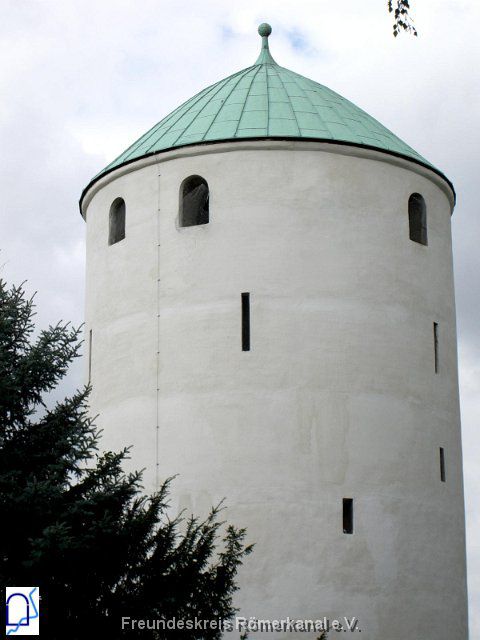 Hexenturm in Walberberg. Das Hauptmaterial des Rundturms ist wieder verwendeter römisches Gussbeton aus dem durch Walberberg führenden Römerkanal.
